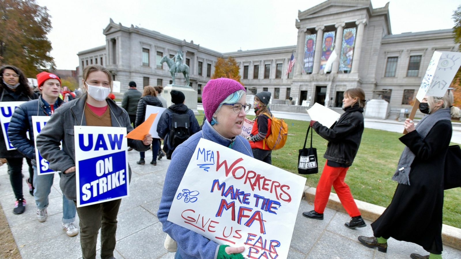 The Boston Museum of Fine Arts enters into a work contract with the workers