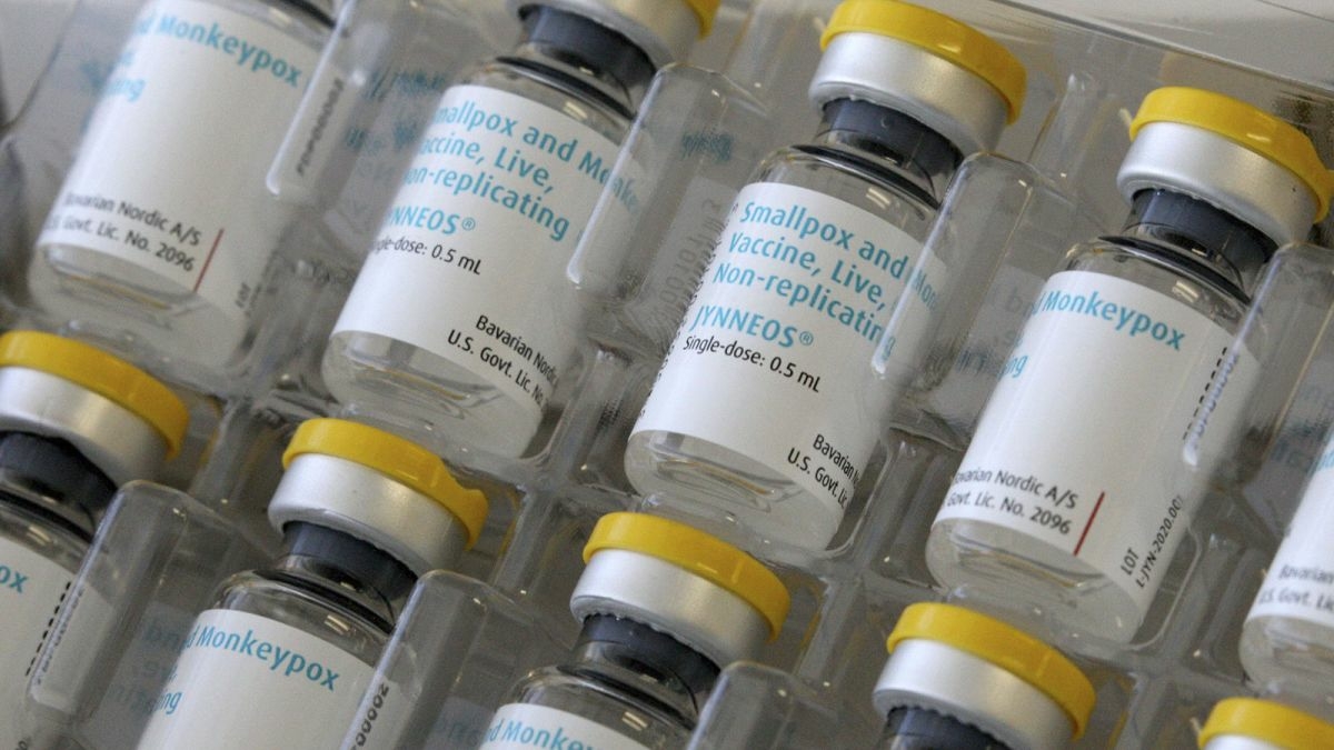 Initial strategy of vaccinating only known smallpox contacts was 'doomed to failure' in US, experts say