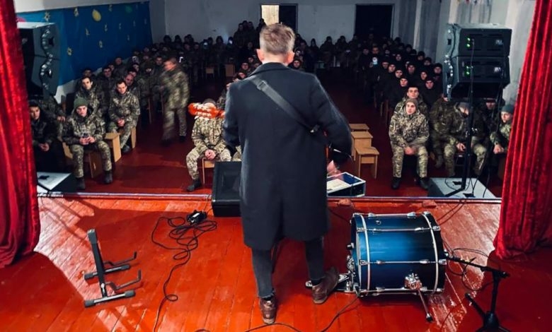 "It could be the last concert of their lives." See how music helps the troops of Ukraine