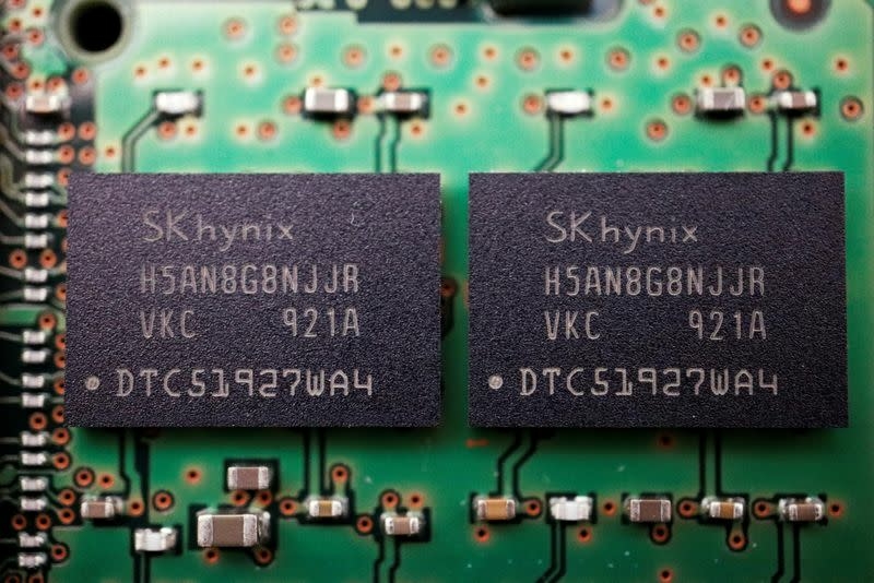 The US is considering a ban on making memory chips in China