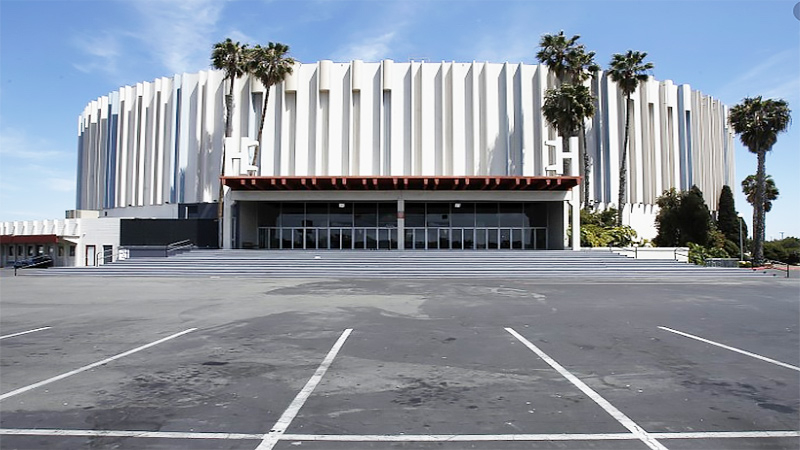 The mayor of Gloria prefers Midway Rising to the redevelopment of the Sports Arena