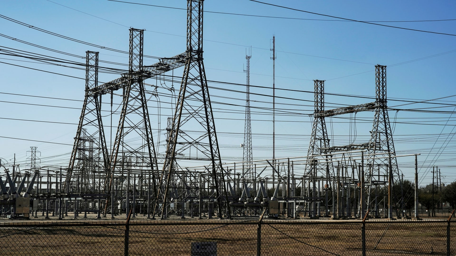 Why the US is struggling to modernize the electric grid